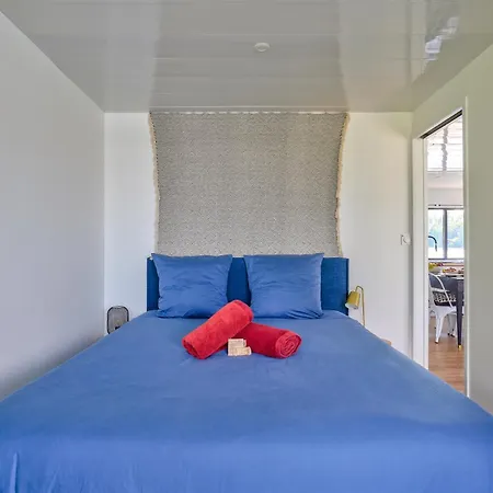 Westay House Boat. Maison Sur L'eau Hébergement de vacances Conflans-Sainte-Honorine